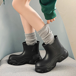 Bottes de pluie pour femmes, basses, couleur unie, talon moyen 3-5 cm, antidérapantes, chaussures de travail, printemps-été 2024, tendance, moulées en une seule pièce - Product Image 2