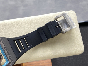 Montre mécanique haut de gamme avec un mouvement squeletté flambant neuf, un boîtier en fibre de carbone et une finition naturelle et brillante. - Product Image 5