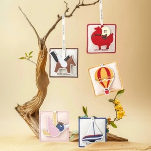 Diffuseur d'air solide suspendu Tata Home, parfum longue durée, pendentifs parfumés pour voiture, cadeau personnalisé, décoration - Product Image 1