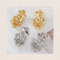 Boucles d'oreilles à la mode Big Gold Stud Flower Boucles d'oreilles pendantes en forme de fleur métallique mate pour femmes