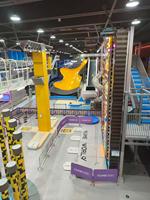 Grande aire de jeux intérieure sur le thème de l'espace, parc d'aventure commercial pour enfants avec toboggans multi-tubes et piscine à balles pour centre commercial FEC