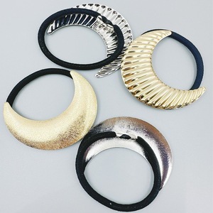 Coletero Minimalista con Geometría Lunar, Banda Elástica con Detalle de Aleación, Accesorio para el Cabello Elegante para Uso Diario - Product Image 6