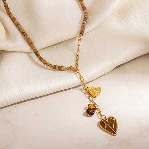 Collar de Acero Inoxidable Estilo Europeo Americano con Colgante de Corazón de Resina Ámbar y Cuentas, Cadena Elegante para Clavícula, Cadena para Suéter de Mujer - Product Image 4