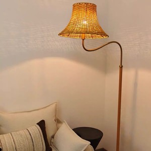 Lampadaire en bambou avec abat-jour en paille tressée, hauteur réglable, source lumineuse LED, pour salon, chambre à coucher, utilisation en extérieur - Product Image 4