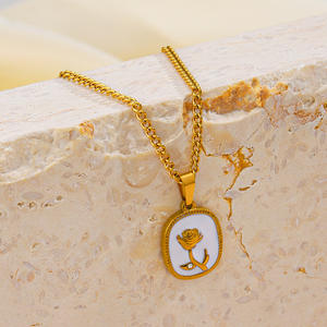 Venta al por mayor delicado esmalte blanco rosa colgante collar de acero inoxidable encanto collar forma de flor para fiesta de moda China - Product Image 2