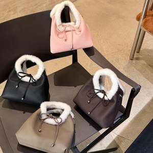 Sac à main demi-lune en cuir synthétique pelucheux d'hiver avec fermeture à nœud papillon - Product Image 4