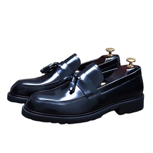 Chaussures de ville pour hommes en cuir véritable, à semelle épaisse, doublées de cuir de vachette, en cuir verni, à pampilles, rehaussantes, style baskets - Product Image 1