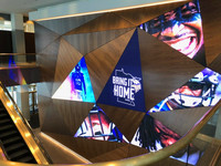 Écran vidéo LED télescopique triangulaire mécanique avec affichage publicitaire LED rotatif à 360 degrés