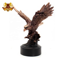 Aigle verte avec bonnet de drapeau américain peint, Base plaquée noire