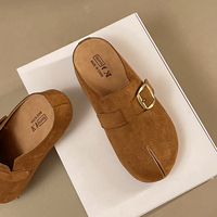Mules en daim à bout fendu pour femme, style rétro avec boucle métallique, sabots plats à enfiler, mocassins souples antidérapants à bout fermé, sandales décontractées pour la marche quotidienne