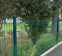 Clôture de sécurité pour terrain de sport en grillage soudé 3D en V, galvanisée à chaud et thermolaquée, anti-impact pour terrains de football et aires de jeux