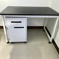 Banc de laboratoire robuste à structure en acier simple avec armoire mobile sur pieds, table de laboratoire anti-corrosion sur mesure