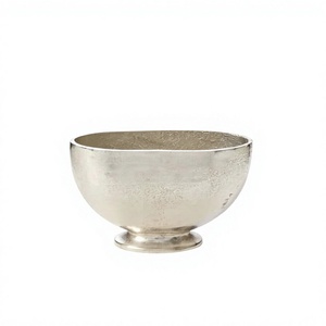 Cuenco de metal hecho a mano con acabado pulido, color plateado, diseño minimalista, plato para servir, estilo pedestal para exhibición en mesa de fiesta. - Product Image 1