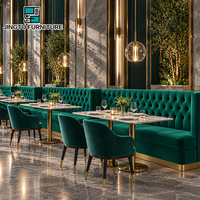 Ensemble de banquettes de restaurant personnalisables en velours vert émeraude, tables à manger en marbre, chaises rembourrées, usine OEM ODM Chine