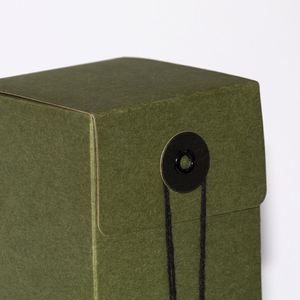 Difusor de Aromas de Lujo en Botella de Vidrio Ámbar con Caja de Regalo Ecológica de Color Verde Oliva - Product Image 3