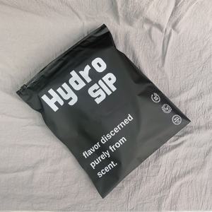 Sacs refermables en polyéthylène noir mat personnalisés avec logo multicolore - Sacs refermables à fermeture éclair pour cosmétiques et vêtements - Product Image 1