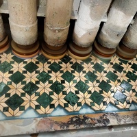 Mosaïque de marbre beige et vert, design rétro classique du milieu du siècle, parquet mural et de sol en pierre découpée au jet d'eau