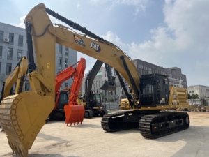Excavatrice sur chenilles CAT 345GC d'occasion en stock, godet robuste de 2,41 m³. Idéale pour l'exploitation minière, le défrichement de grande envergure, l'excavation de fondations. - Product Image 1