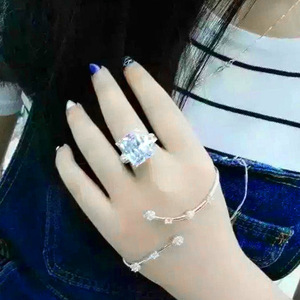 Anello quadrato in cristallo da donna, accessorio minimalista alla moda per l'uso quotidiano - Product Image 4