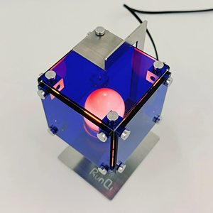 Lampe de bureau moderne en acrylique bleu électrique avec design géométrique et support en métal pour la décoration de la chambre et du bureau à domicile - Product Image 2
