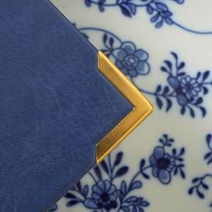 Porte-menu en cuir personnalisé avec logo, cordon élastique et coins dorés de protection - Product Image 5