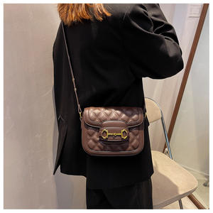 2024 가을 겨울 여성 퀼트 안장 가방 스터드에 뜨거운 판매 숙녀 패션 메신저 가방 전화 가방 도매 - Product Image 4