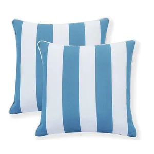 户外天蓝色和白色装饰抱枕和带边缘的花园散布垫