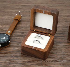 Caja de Anillo de Madera de Nogal Negro Personalizada, con Forro de Terciopelo Magnético, para Propuesta de Matrimonio o Compromiso - Product Image 4