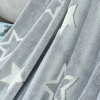 La couverture de flanelle d'ouatine d'étoiles brillantes de Polyester d'oem/ODM 100% brillent dans la couverture de jet sombre
