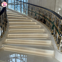 Escalier en spirale en marbre crème marfil sur mesure, marches en pierre beige naturelle pour villa haut de gamme, marches d'escalier courbes en marbre poli