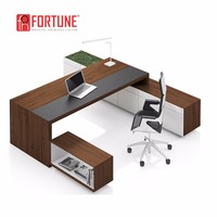 Aménagement de bureau de comptabilité, table de luxe, usage spécifique au bureau et table classique