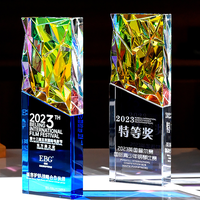 Trophée Plaque en Verre Cristal Arc-en-Ciel avec Base Claire Bleue et Noire MH-NJ0281