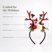 Serre-tête festif de Noël avec bois de renne, oreilles en fausse fourrure pelucheuse, pompons et baies pour fête, costume ou accessoire photo