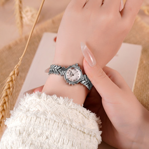 Montre en alliage pour femme Goldie Fashion, cadran en nacre, bracelet en queue de poisson, aiguille lumineuse, montre à quartz haut de gamme de luxe - Product Image 5