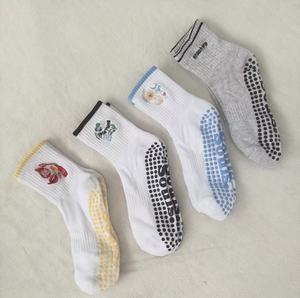 Calcetines <span class=keywords><strong>de</strong></span> Pilates con Logotipo Personalizado <span class=keywords><strong>de</strong></span> Fábrica, Color Personalizado, con Bordado, Antideslizantes, para <span class=keywords><strong>Niñas</strong></span>, MOQ Bajo, Calcetines con Volantes - Product Image 1