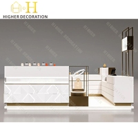 Moderne Parfüm-Kioske für Einkaufszentren Maßgefertigte Glas-Parfüm-Vitrinen mit LED-Beleuchtung Luxuriöses Parfümerie-Kiosk-Design