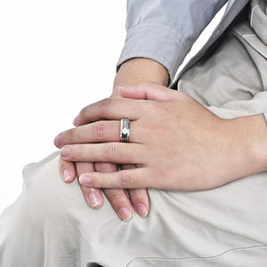 Anillo de Acero de Titanio con Letras Vikingas Nórdicas Vintage, en Plata Antigua, Oro y Negro, Joyería Unisex para Regalo - Product Image 2