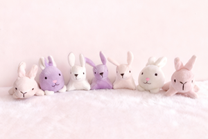 Mini peluche lapin adaptée aux bébés - Lapins en peluche doux à tenir en main, idéal pour le développement sensoriel et les câlins des bébés - Product Image 5