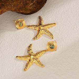 Pendientes de estrella de mar de acero inoxidable distintivos de doble gota, impermeables, chapados en PVD de 18K, sensación de verano por excelencia para mujer - Product Image 3