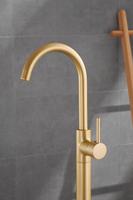 Robinet de baignoire en laiton doré brossé pour salle de bain moderne Robinet de baignoire autoportant à une poignée