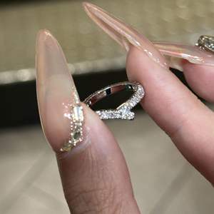 Bague en argent pur S925 en forme de V avec diamant plein cercle, polyvalente, haut de gamme, avec queue en ruban et pierres de zircon empilées - Product Image 1