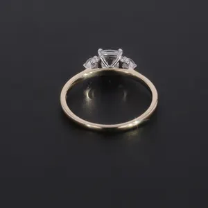 Üç taş ayarı moissanite yüzük 14K beyaz altın ve sarı altın iki ton yüzük