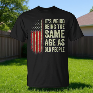 Es extraño estar de la misma edad que las personas mayores, camiseta con bandera americana - Product Image 3