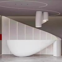 Bureau d'accueil incurvé moderne et minimaliste en fibre de verre avec logo personnalisé, design incurvé pour salon de beauté, boutique, studio