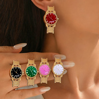 Boucles d'oreilles clous en forme de cadran de montre au style audacieux et unique. Grande montre dorée au design élégant, disponible en plusieurs couleurs. Boucles d'oreilles en forme d'horloge NE0126