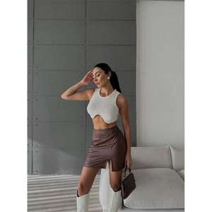 Jupe marron matelassée en cuir véritable, style crayon et portefeuille, taille empire avec fentes, en satin, taille XS, avec décoration imprimée - Product Image 1