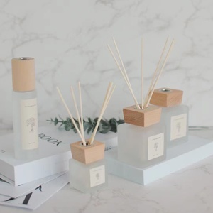 Bouteille carrée de 50ml en blanc givré avec bouchon en bois de couleur bûche Bouteille de diffuseur de parfum de maison No Man's Land Rose Encounter - Product Image 1