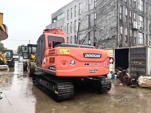 Excavatrice d'occasion coréenne d'origine Doosan DX140, 14 tonnes, avec accessoire de préhension (thumb attachment) pour modèles DX420, DX300, DH300, DX225 - Product Image 6