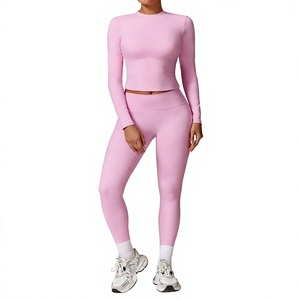 Conjunto de Yoga de 2 Piezas Color Rosa, Top Corto y Pantalones Cortos de Cintura Media con Logotipo Frontal, Ropa Deportiva para Mujer - Product Image 1