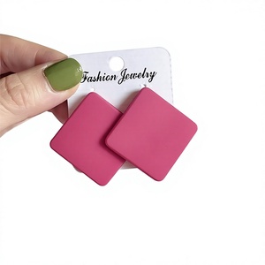 Boucles d'oreilles uniques en résine faites à la main pour femmes, boucles d'oreilles pendantes modernes et colorées, accessoires de bijoux légers et artistiques pour tenues décontractées et - Product Image 5
